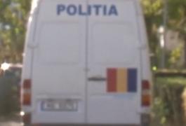 Câţiva poliţişti din Suceava au fost acuzaţi că i-au furat amanta unui scandalagiu. Bărbatul a ajuns la psihiatrie