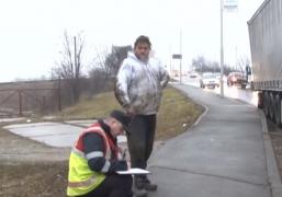 Un şofer de TIR a scăpat fără vreo rană după ce a căzut remorca peste el