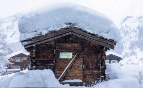 Ninsoarea face ravagii în centrul Europei. Mii de turişti sunt blocaţi de două zile într-o staţiune din Elveţia