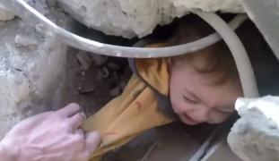 Imagini dramatice au fost filmate în Siria, unde un copil este salvat de sub dărâmături, după un nou bombardament al armatei siriene