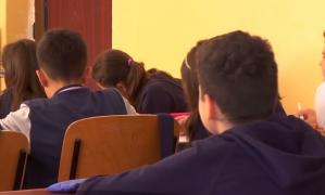Noi reguli pentru elevi! Dacă până acum  butonau telefoanele pe furiş, acum sunt obligaţi să le predea, înaintea orelor