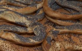 Covrigul, gustarea preferată a românilor şi o afacere de mare succes