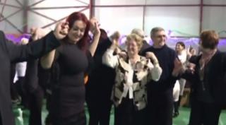 Noul an a venit mai târziu pentru bunicii din oraşul Oţelu Roşu! Sute de bănăţeni au umplut ringul de dans la Revelionul Pensionarilor.