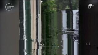 Catastrofă în California, unde un torent de noroi a luat pe sus un autoturism