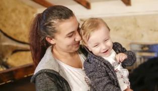 Băieţelul născut într-o şenilată, în nămeţii din Constanţa, a împlinit un an