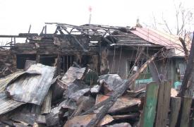 Un piroman a băgat spaima în locuitorii unei comune din Prahova. În mai puţin de o lună, a incendiat opt case!