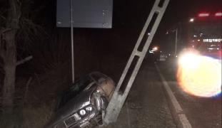 Un şofer băut a lăsat 30 de case fără curent electric! A mers cu maşina 20 de metri printr-un şanţ și s-a oprit într-un stâlp de iluminat