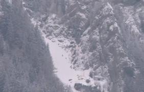 Turist prins de avalanșă, operaţiune de salvare suspendată în Bucegi