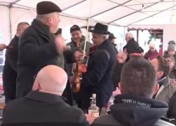 Festivalul Pomana porcului, din Harghita, a strâns sute de oameni la masă