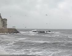 Iarnă grea la malul mării. Din cauza vântului puternic, toate porturile rămân închise.