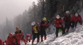 Alpinistul înghiţit de avalanşă în Bucegi, pe Valea Coştilei, de negăsit. Salvamontişti au oprit din nou căutările