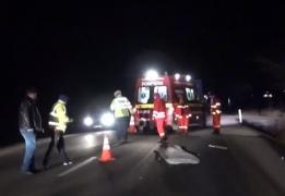 Nu a avut nicio șansă! Un cioban a fost aruncat zeci de metri după ce a fost lovit de un TIR, pe o șosea din Bistrița