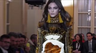 Ținute excentrice pe podiumul de la Milano