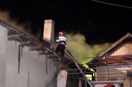 Sfârşit cumplit pentru o bunică din Buzău. Femeia a murit asfixiată în casa cuprinsă de flăcări