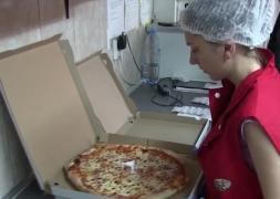 Prima pizza cumpărată cu monede virtuale s-a dat la Cluj! Andrei a primit acasă comanda, fără să scoată bani din buzunar