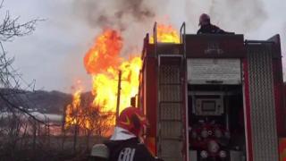 Incendiu puternic la un sediu Transgaz din Gorj, după ce o conductă s-a spart! Cinci angajaţi au fost răniţi de flăcări