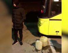 Şofer de autobuz din Ploieşti, prins la furat de motorină. A golit rezervorul autovehicului într-o parcare (Video)