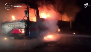 Autocar mistuit de flăcări în Gorj. Mijlocul de transport a ars ca o torţă pe un drum din Padeş (Video)