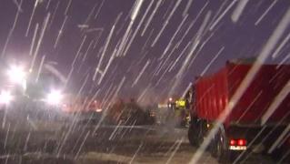 Firmele de salubrizare, mobilizate după amenzile venite cu prima ninsoare din Capitală. Drumarii au lucrat la foc continuu