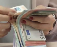 Pe fondul crizei politice, leul e la pământ. Euro a atins la cel mai înalt nivel din toate timpurile