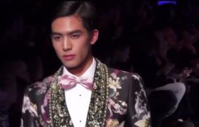 Ţinute excentrice din piele de cămilă sau cu imprimeurile bisericeşti, noile tendinţe pe podiumul de la Milano