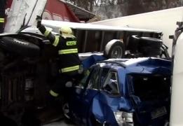 Carambol uriaş pe o autostradă din Cehia. Cele 12 TIR-uri şi autoturisme sunt greu de deosebit!