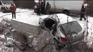 Accident mortal pe o şosea din Cluj. Un mort şi doi răniţi, după ce o maşină s-a izbit de o dubă