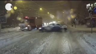 Iarna a pus stăpânire pe jumătate din ţară. Zeci de tiruri au rămas blocate pe şoselele acoperite de zăpadă