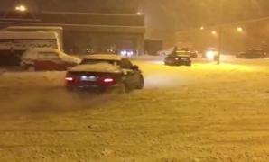 Drifturi printre nămeţi la Iaşi. Zeci de tineri şi-au încercat bolizii pe zăpadă în parcarea unui supermarket (Video)