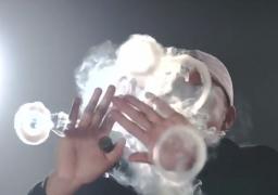 O nouă modă periculoasă face furori în rândul tinerilor. Ţigara cu vapori de apă poate conţine mai multe chimicale decât cea normală