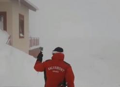 Viscolul mătură România. Vântul loveşte şi cu 140 de kilometri pe oră, iar un bătrân a murit din cauza vremii aspre