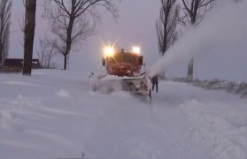 Aproape tot estul ţării e blocat de viscol şi nămeţi. Zăpada va pune stăpânire şi pe restul teritoriului