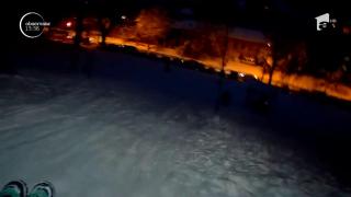 Zăpada a adus bucurie pe străzile din Braşov. Zeci de părinţi şi-au scos copiii la săniuş