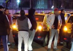 Scandalurile dintre teximetrişti şi şoferii Uber se ţin lanţ în Capitală. Poliţia cercetează patru bărbaţi pentru agresiune