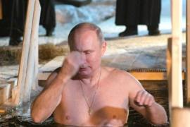 Vladimir Putin a făcut baie în apele aproape îngheţate ale unui lac de Boboteaza pe rit vechi
