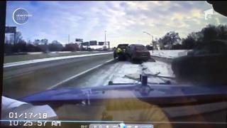 Miracol pe o şosea din SUA. O maşină s-a oprit la câţiva centimetri de un şofer tras pe dreapta (Video)