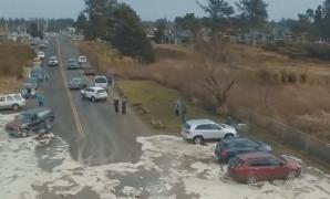 Mai multe maşini de pe o stradă din statul Washington, măturate la propriu de valurile uriaşe ale Oceanului