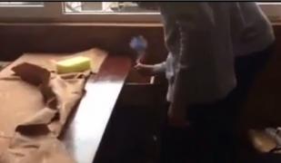 Câţiva elevi de liceu din Arad au spulberat catedra clasei cu un pachet exploziv şi apoi au postat imaginile pe Facebook