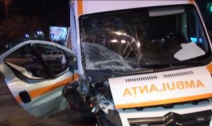 Accident grav în Piaţa Unirii din Capitală! O ambulanţă a fost lovită în plin de un bolid