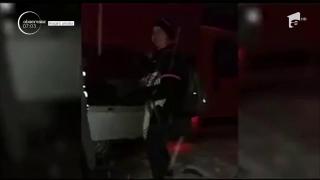 Peste 50 de copii, rămaşi în frig şi ninsoare. Autocarul lor a rămas în drum pe o şosea din Arad (Video)