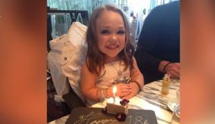 Britanica de 19 ani cu statura unui copil de 2 ani