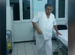 Situaţie incredibilă la Pucioasa. Dacă medicul care a sărit la bătaie e pedepsit, spitalul rămâne fără vreun chirurg şi nu mai are cine opera