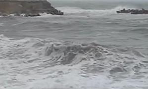 Căpitănia Constanţa a închis două porturi din cauza vântului şi a valurilor care ating 4 metri înălţime