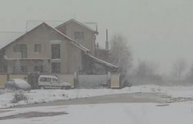 Absurd fără frontiere. La Mihăileşti, şoseaua de centură trece prin curtea unui sătean, chiar dacă patru metri mai departe e câmp