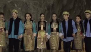 Peste 350 de copii din toată lumea au venit la Salina Praid. Micuţii în costume populare au făcut spectacol