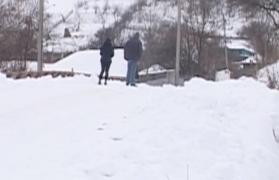 O adolescentă de 16 ani a fost moaşă la naşterea nepoţelului ei, în zăpadă, la Vaslui