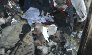 Descoperire șocantă într-un bloc din Piatra Neamț. Pompierii au găsit, într-o ghenă care a luat foc, un bărbat mort