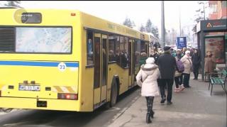 Cozi imense de pensionari în Târgu Mureş pentru abonamente gratuite de autobuz