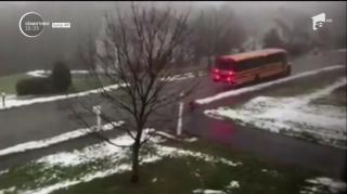 Peripeţii pe gheaţă cu un autobuz şcolar, în SUA