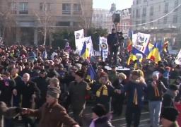 Ziua Micii Uniri a fost uitată de politicieni, spre dezamăgirea românilor de rând ieşiţi în stradă să aniverseze evenimentul istoric